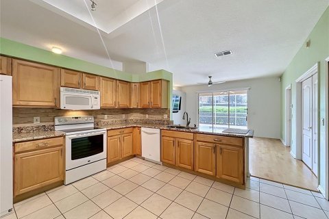 House in Clermont, Florida 2 bedrooms, 175.03 sq.m. № 2227991 - photo 12