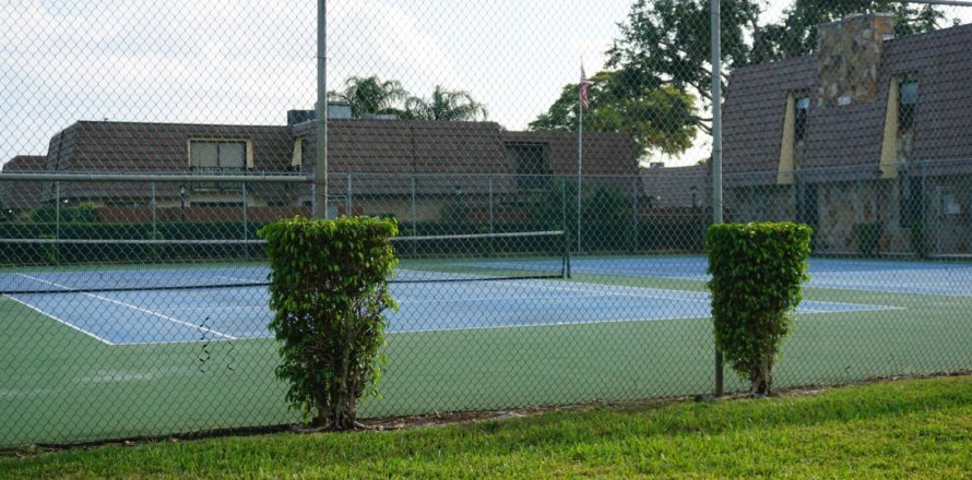 Townhouse in Palm Springs, Florida 2 bedrooms, 109.9 sq.m. № 1079249