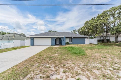 House in Spring Hill, Florida 2 bedrooms, 146.23 sq.m. № 1760628 - photo 1