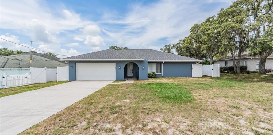 House in Spring Hill, Florida 2 bedrooms, 146.23 sq.m. № 1760628