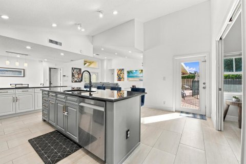 House in Boca Raton, Florida 3 bedrooms, 172.52 sq.m. № 2417594 - photo 12