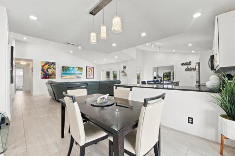 House in Boca Raton, Florida 3 bedrooms, 172.52 sq.m. № 2417594 - photo 15