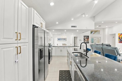 House in Boca Raton, Florida 3 bedrooms, 172.52 sq.m. № 2417594 - photo 11