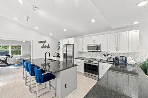House in Boca Raton, Florida 3 bedrooms, 172.52 sq.m. № 2417594 - photo 13