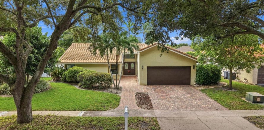 House in Boca Raton, Florida 3 bedrooms, 172.52 sq.m. № 2417594