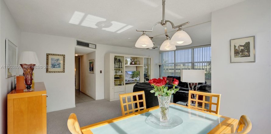 Condo in Miami, Florida, 2 bedrooms № 1986692