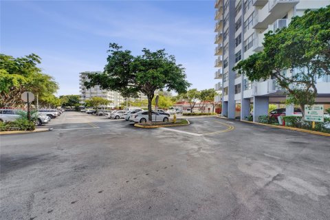 Condo in Miami, Florida, 2 bedrooms № 1986692 - photo 9