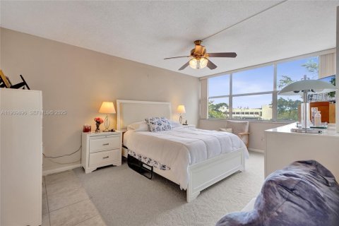 Condo in Miami, Florida, 2 bedrooms № 1986692 - photo 11