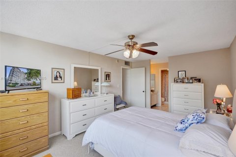 Condo in Miami, Florida, 2 bedrooms № 1986692 - photo 18