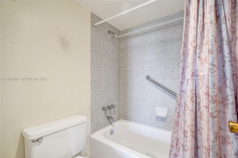 Condo in Miami, Florida, 2 bedrooms № 1986692 - photo 21