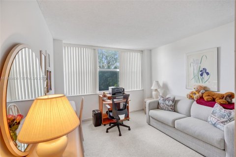 Condo in Miami, Florida, 2 bedrooms № 1986692 - photo 23