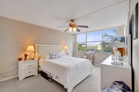 Condo in Miami, Florida, 2 bedrooms № 1986692 - photo 13