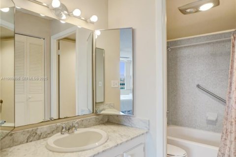 Condo in Miami, Florida, 2 bedrooms № 1986692 - photo 20