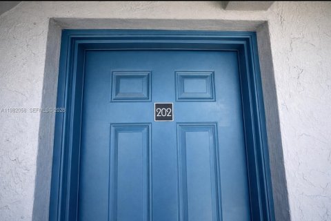 Снять в аренду квартиру в Хайалиа, Флорида 2 спальни, № 2045160 - фото 10