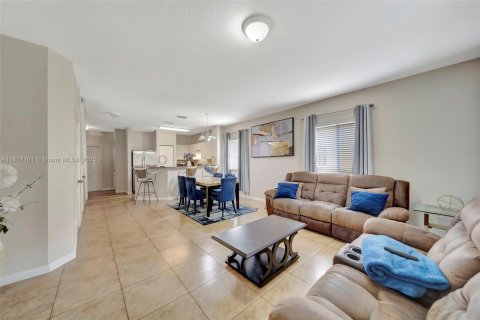 Townhouse in Margate, Florida 3 bedrooms, 125.98 sq.m. № 1770787 - photo 11
