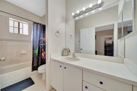Townhouse in Margate, Florida 3 bedrooms, 125.98 sq.m. № 1770787 - photo 25