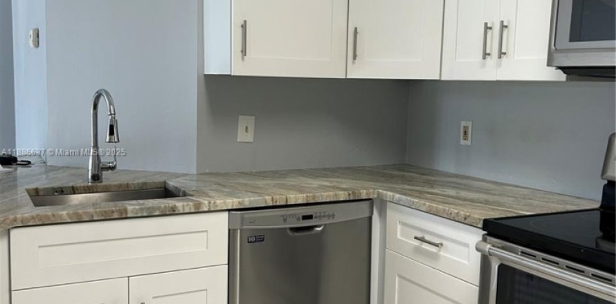 Кондоминиум с 2 спальнями в Корал-Спрингс, Флорида № 1933342