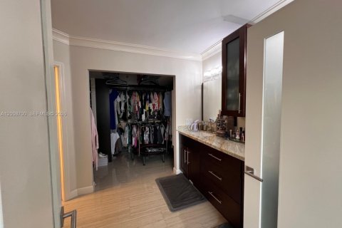 Condo in Aventura, Florida, 2 bedrooms № 2170938 - photo 8