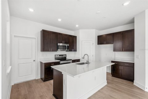 Townhouse in Ocoee, Florida 3 bedrooms, 179.77 sq.m. № 2142870 - photo 3