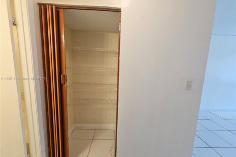 Condominio en venta en Tamarac, Florida, 1 dormitorio, 57.13 m2 № 1962705 - foto 13