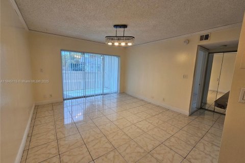 Condominio en venta en Tamarac, Florida, 1 dormitorio, 57.13 m2 № 1962705 - foto 1