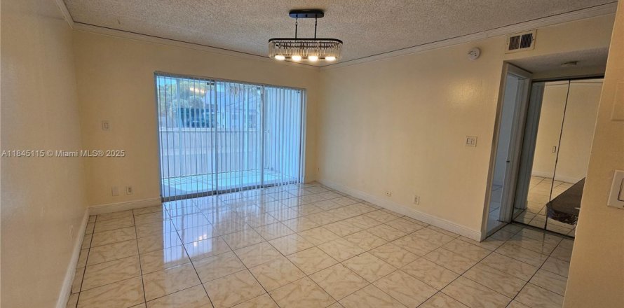Condominio en Tamarac, Florida, 1 dormitorio  № 1962705