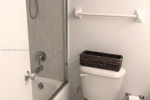 Condo in Miami Beach, Florida  № 1923712 - photo 13