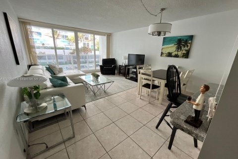 Condo in Hollywood, Florida, 2 bedrooms  № 1868805 - photo 3