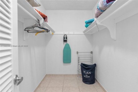 Condo in Hollywood, Florida, 2 bedrooms  № 1868805 - photo 13