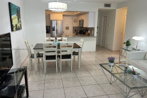 Condo in Hollywood, Florida, 2 bedrooms  № 1868805 - photo 2