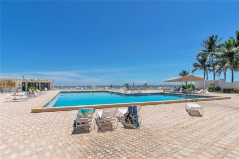 Condo in Hollywood, Florida, 2 bedrooms  № 1868805 - photo 17