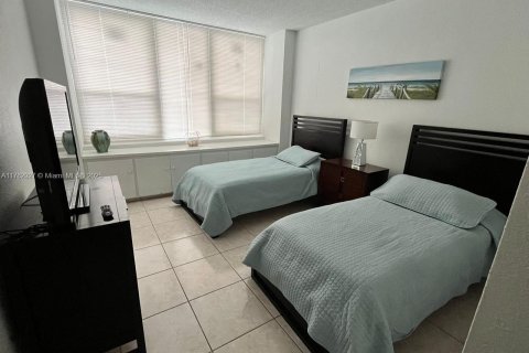 Condo in Hollywood, Florida, 2 bedrooms  № 1868805 - photo 9