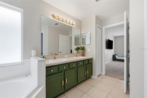 House in Davenport, Florida 5 bedrooms, 207.64 sq.m. № 2210174 - photo 18