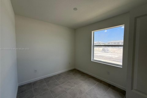 Снять в аренду таунхаус в Флорида-Сити, Флорида 3 спальни, 134.34м2, № 1897524 - фото 2