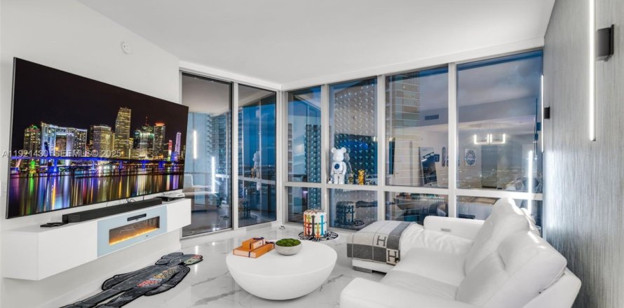 Кондоминиум с 2 спальнями в Майами, Флорида № 1986449