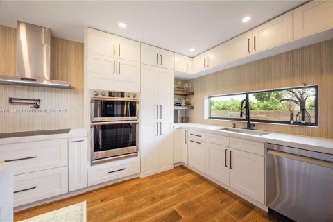 House in Miami, Florida 4 bedrooms, 329.06 sq.m. № 1779402 - photo 16