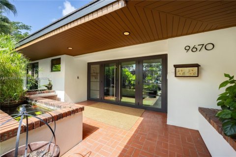 House in Miami, Florida 4 bedrooms, 329.06 sq.m. № 1779402 - photo 6