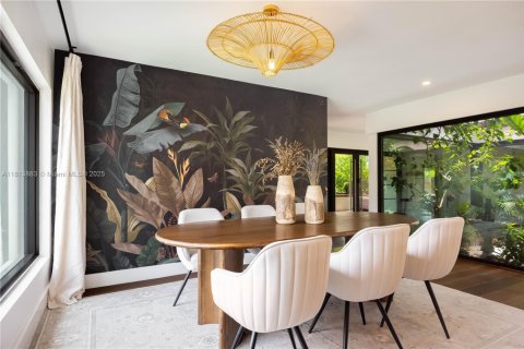 House in Miami, Florida 4 bedrooms, 329.06 sq.m. № 1779402 - photo 17