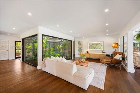 House in Miami, Florida 4 bedrooms, 329.06 sq.m. № 1779402 - photo 10