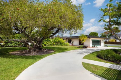 House in Miami, Florida 4 bedrooms, 329.06 sq.m. № 1779402 - photo 5