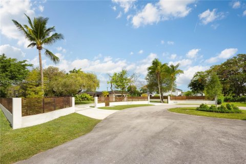 House in Miami, Florida 4 bedrooms, 329.06 sq.m. № 1779402 - photo 2