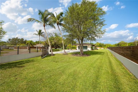 House in Miami, Florida 4 bedrooms, 329.06 sq.m. № 1779402 - photo 4