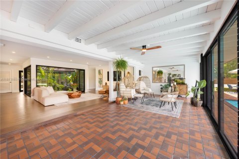 House in Miami, Florida 4 bedrooms, 329.06 sq.m. № 1779402 - photo 18