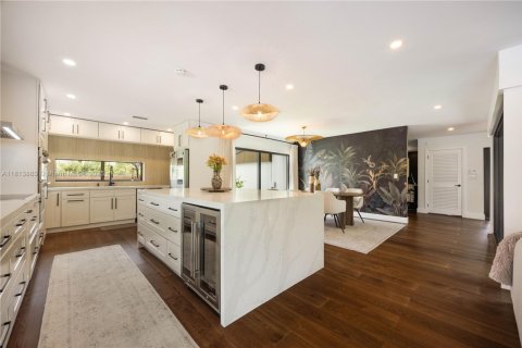 House in Miami, Florida 4 bedrooms, 329.06 sq.m. № 1779402 - photo 13