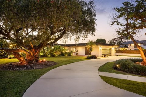 House in Miami, Florida 4 bedrooms, 329.06 sq.m. № 1779402 - photo 1