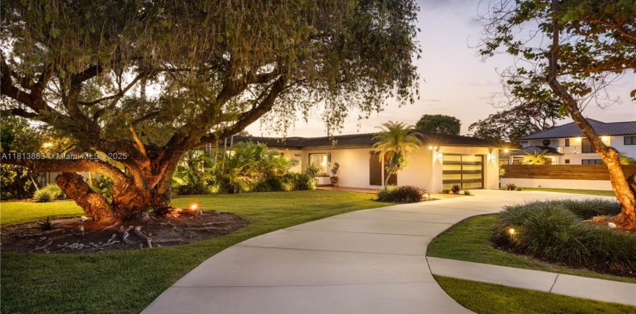 House in Miami, Florida 4 bedrooms, 329.06 sq.m. № 1779402