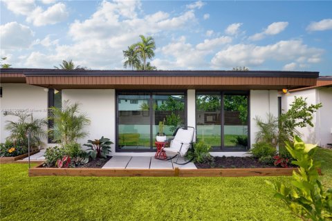 House in Miami, Florida 4 bedrooms, 329.06 sq.m. № 1779402 - photo 25
