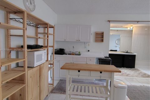 Villa ou maison à louer à Miami, Floride: 1 chambre, 55.74 m2 № 2182236 - photo 13
