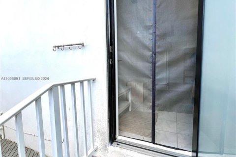 Villa ou maison à louer à Miami, Floride: 1 chambre, 55.74 m2 № 2182236 - photo 3