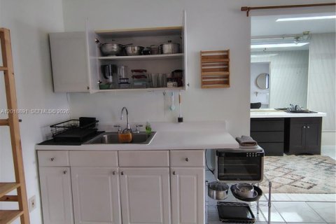 Villa ou maison à louer à Miami, Floride: 1 chambre, 55.74 m2 № 2182236 - photo 6